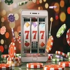Shweohh Slots APP Myanmar မိုဘိုင်းဖုန်းဖြင့် Free Spin ကစားနေသော မြင်ကွင်း